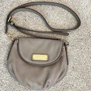 EUC Marc by Marc Jacobs New Q Mini Natasha Crossbody Purse, Cement